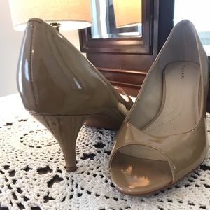 NWOT “TAHARI” open-toe patten leather heels